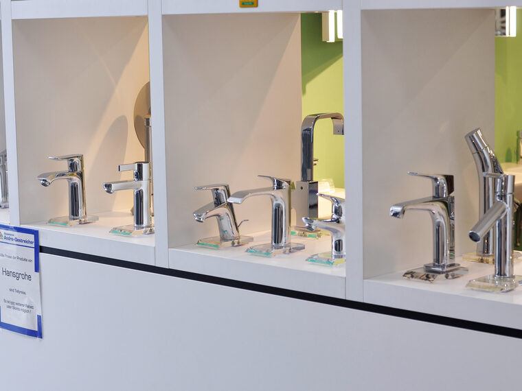 Ausstellung mit einer Reihe moderner Armaturen