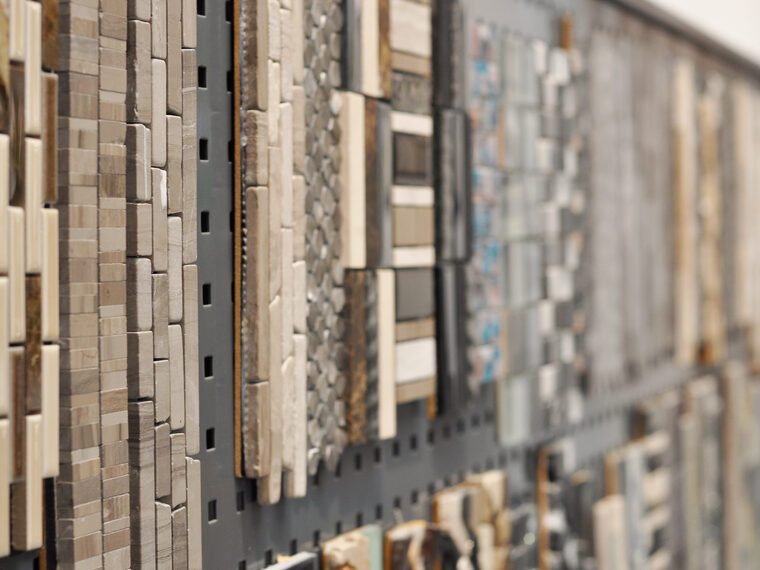 Detail einer Wand mit Mosaik- und Natursteinfliesen