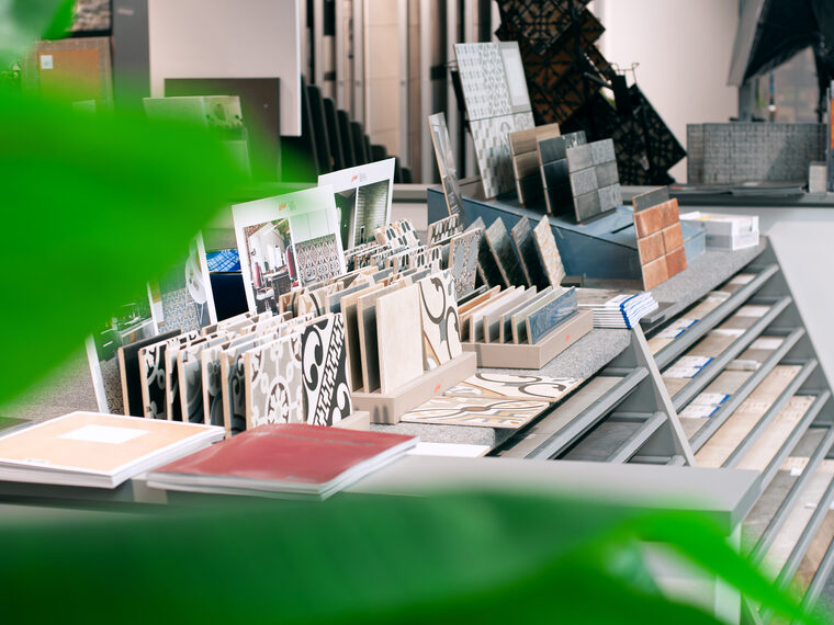 Mustertische mit Boden- und Wandfliesen
