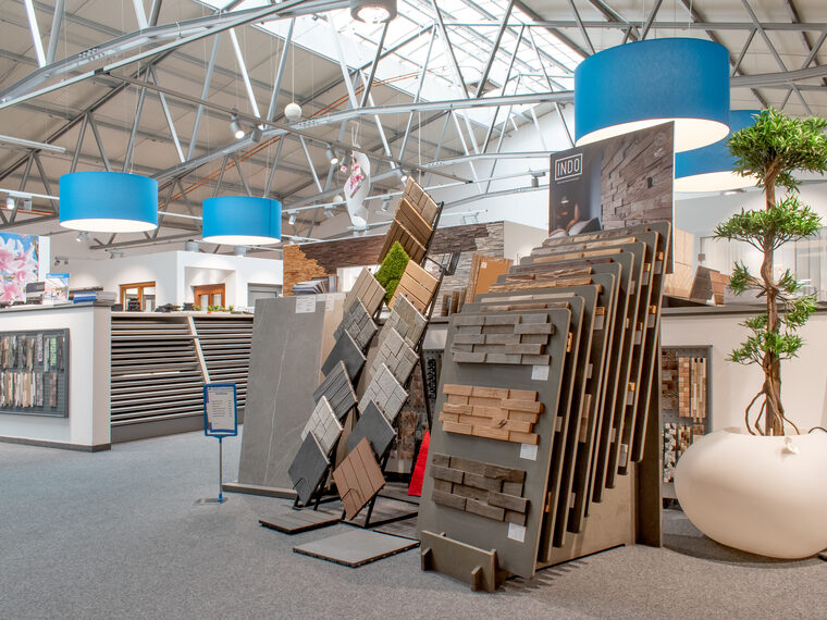 Fliesen- und Bodenausstellung mit Musterständern