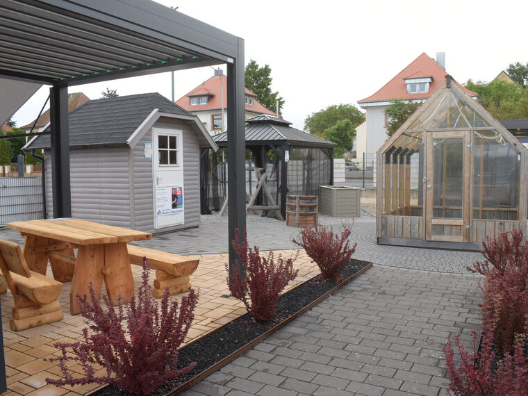 Carports und Gartenhäuser mit Sitzgruppen