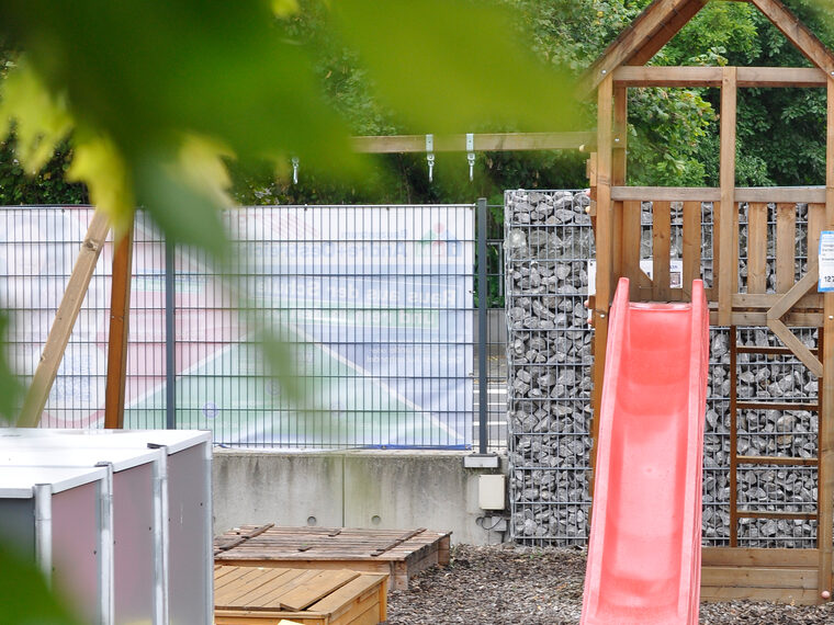 Kinderspielgerät mit Rutsche und Sichtschutz