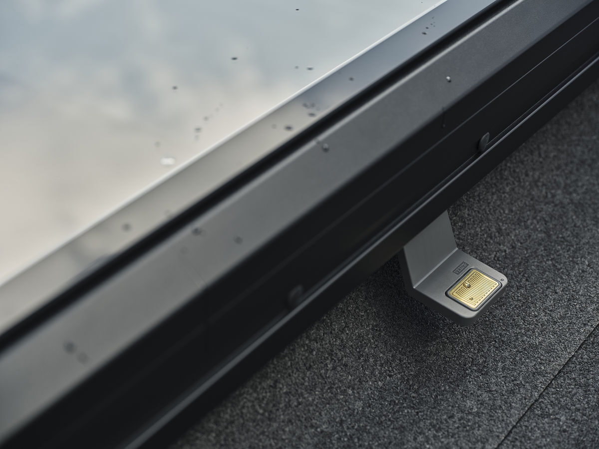 Neues Flachdach-Fenster mit Glas-Oberelement komplettiert VELUX Sortiment