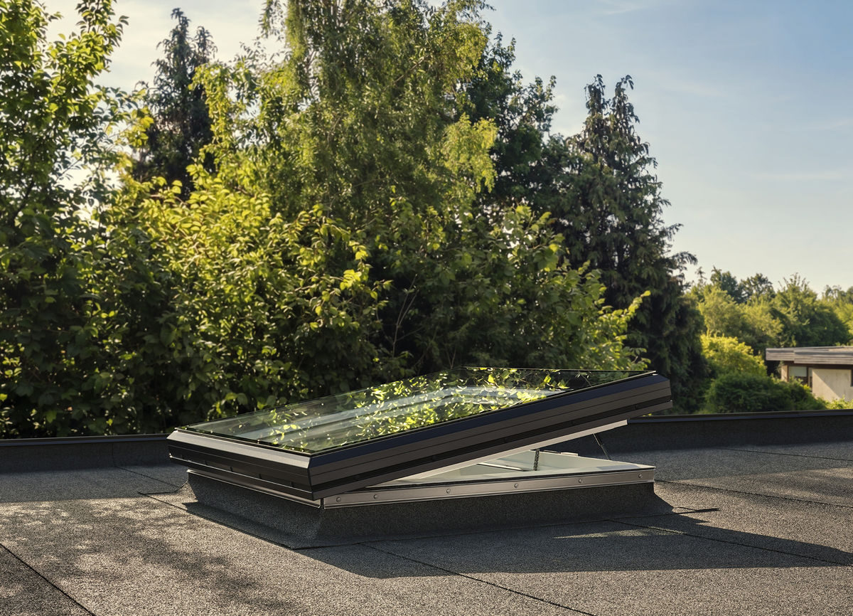 Neues Flachdach-Fenster mit Glas-Oberelement komplettiert VELUX Sortiment