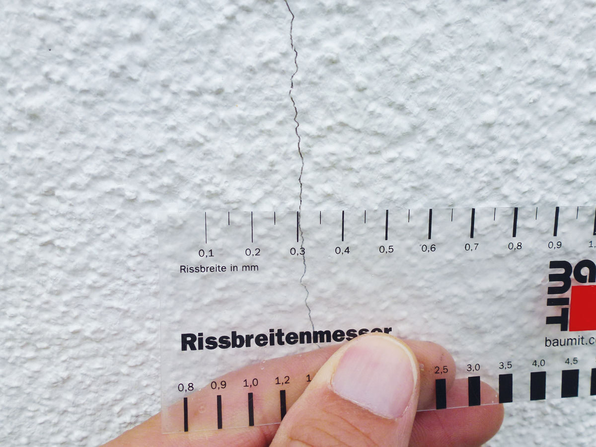 Risse von 0,2 bis 0,5 mm: Perfekt sanieren mit Baumit multiContact MC 55 W