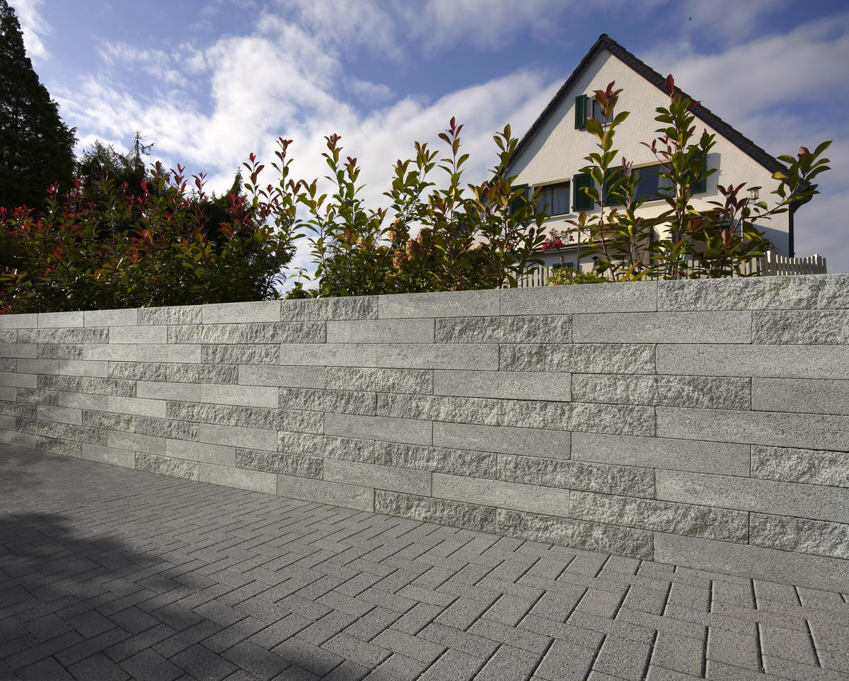 Adina-Mauer – Lebendige Vielseitigkeit.