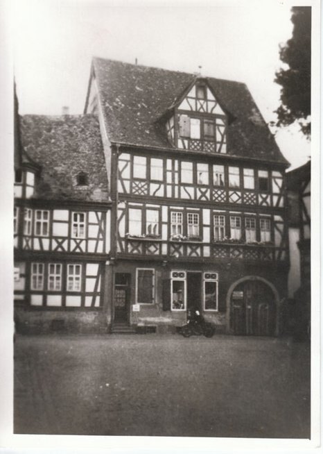 Historische Aufnahme des Fachwerk-Stammhauses in der Fahrstraße 26