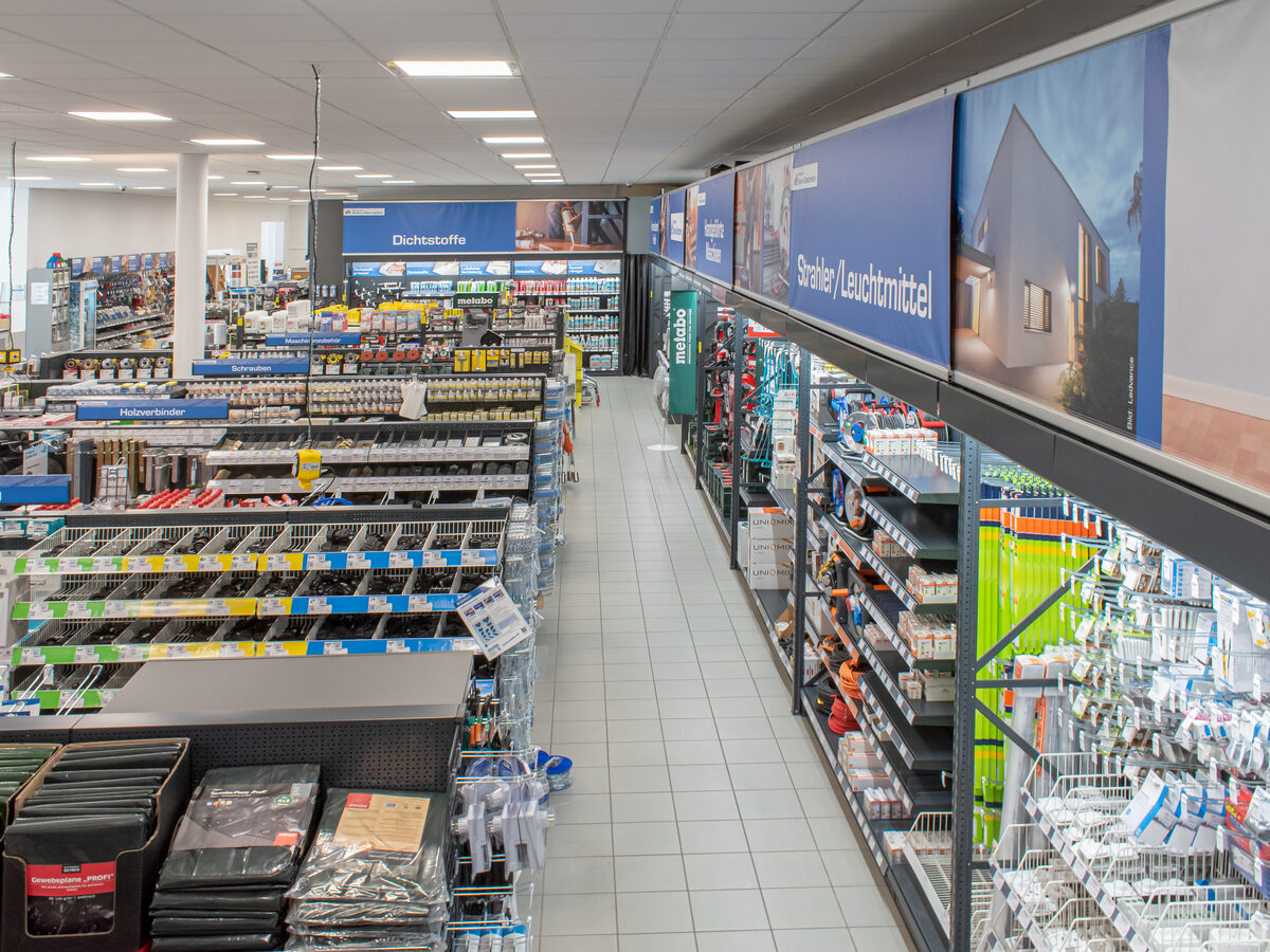 Strahler und Leuchtmittel in der Elektroabteilung im Markt
