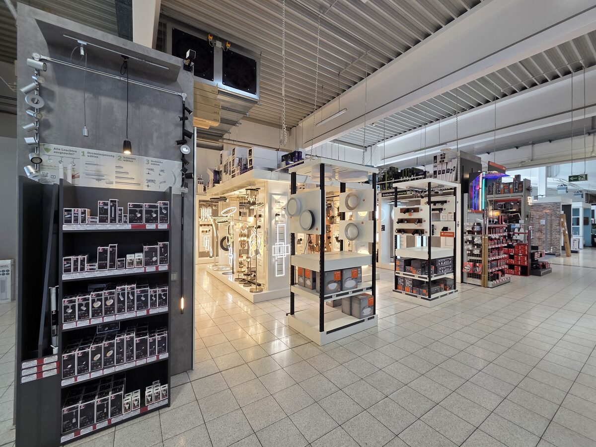 Leuchten, Spots und Elektrosortiment in der Abteilung
