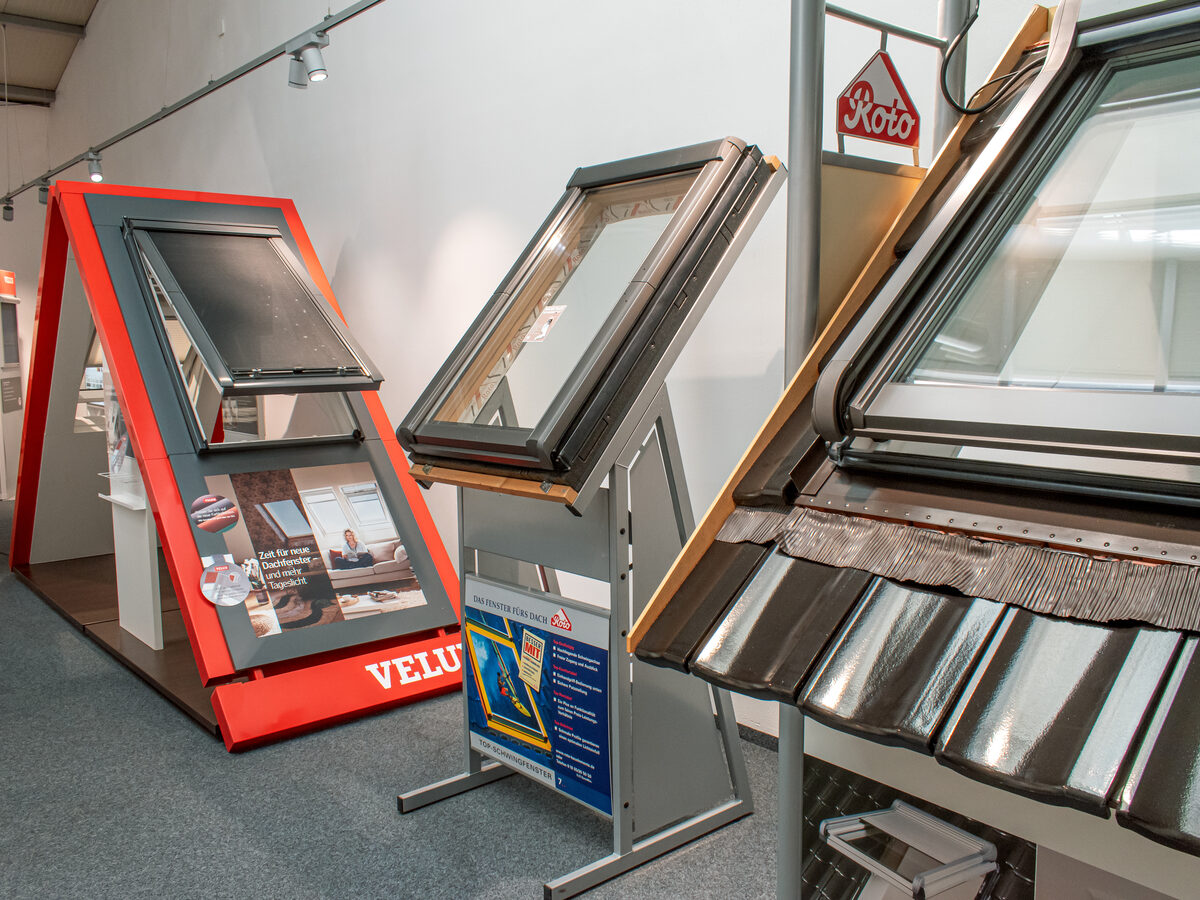 Dachfenster-Ausstellung mit geöffneten Modellen