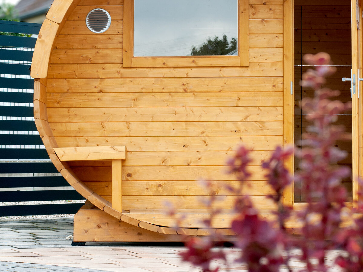 Fasssauna und Gartenhaus aus Holz