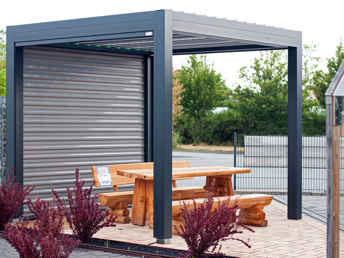 Pergola mit Holztisch auf der Terrasse