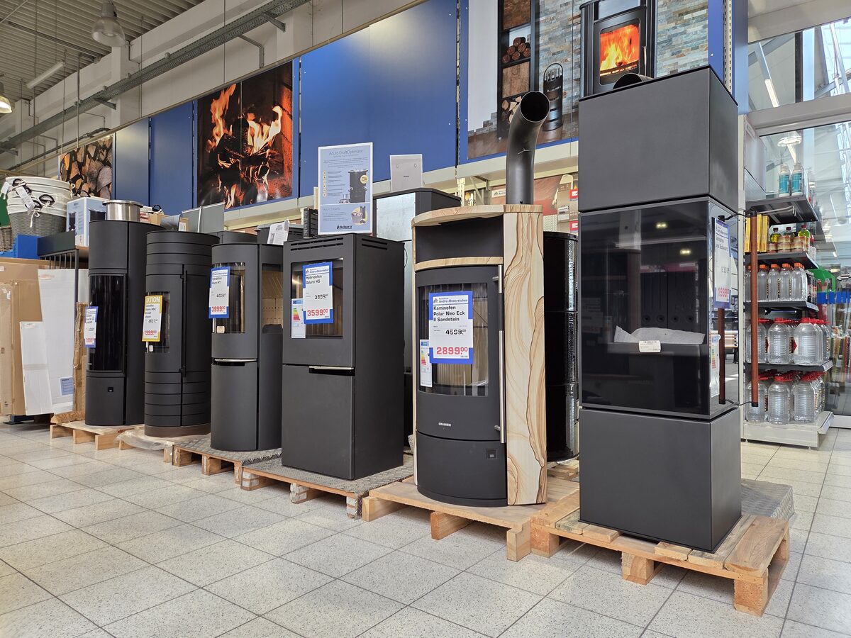 Kaminofen-Ausstellung mit aktuellen Modellen im Markt